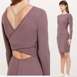 New with tags Lululemon contour Dress size 6 Mauve